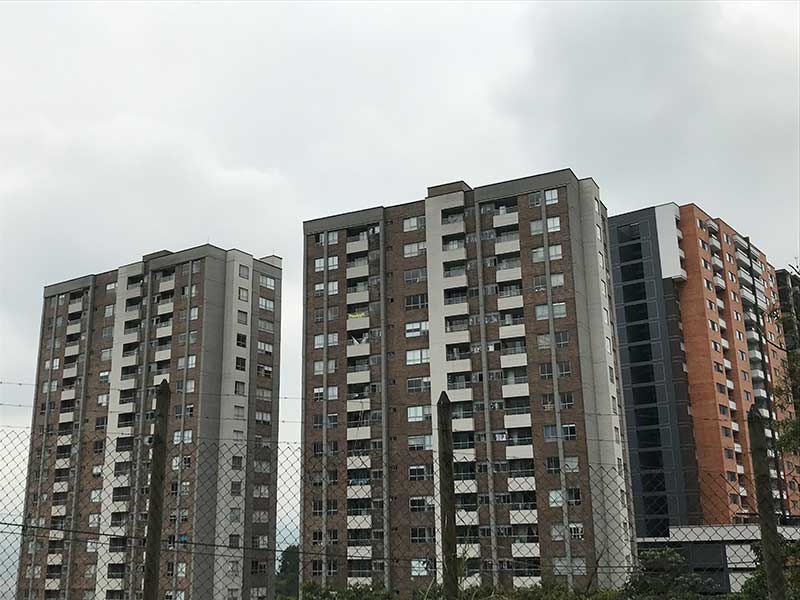 can foreigners buy property in colombia